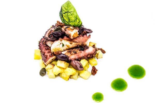 Il Polpo Piastrato con patate, olive di Gaeta, pomodorini secchi e mentuccia