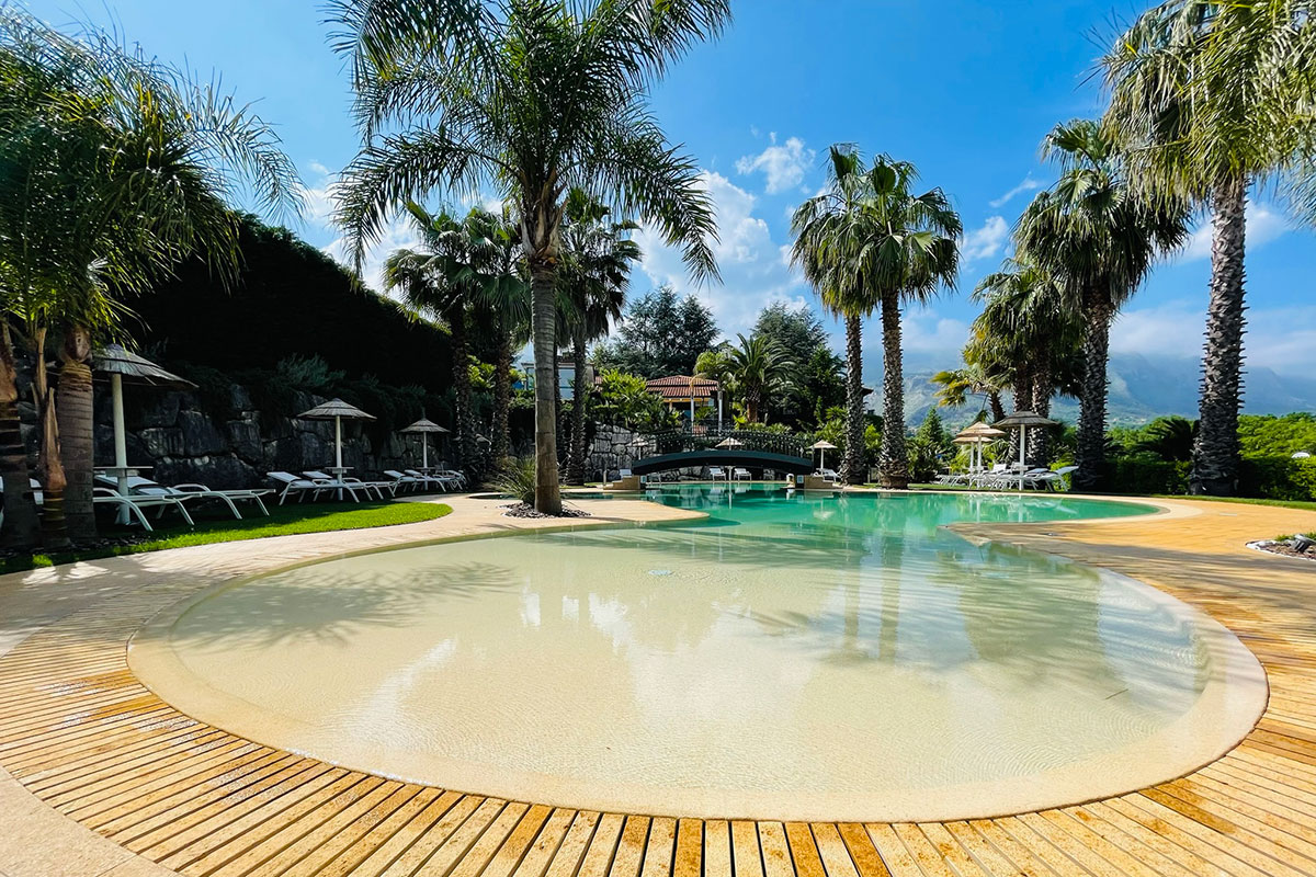 La meravigliosa Bio Piscina con acqua di mare di Villa Caribe a Spigno Saturnia